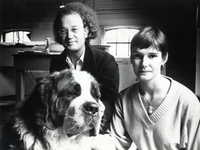 404555 Portret van componist Ton Bruynèl, met zijn vrouw Susan en hun hond Drs Bommel in hun woning Vechtdijk 145 te Utrecht.